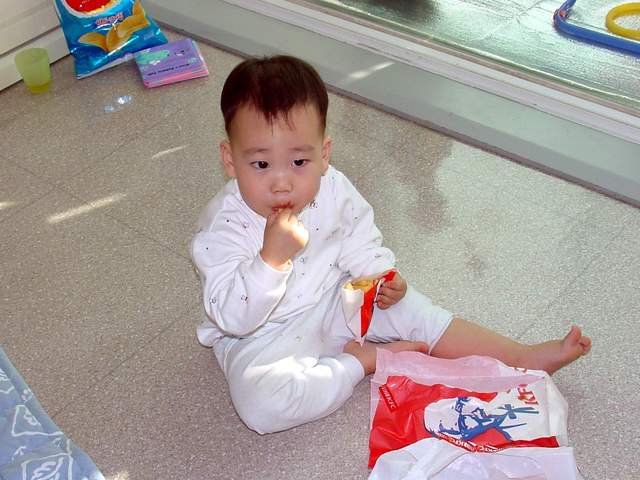 Changmin eats potato chips | 김창민, 튀김감자 먹기