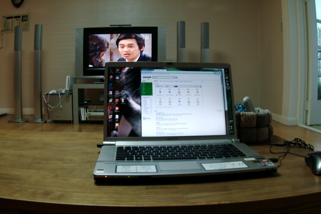 DSCF4409 - 노트북; TV; 거실; 