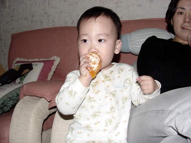 Changmin eats a tangerine | 밀감먹는 창민이