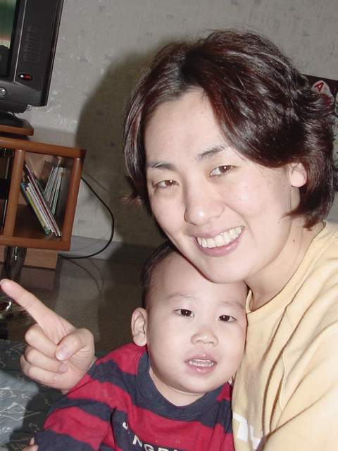 Changmin playing with mom | 엄마(지은)와 장난치는 창민이 - 김창민; 정지은; 