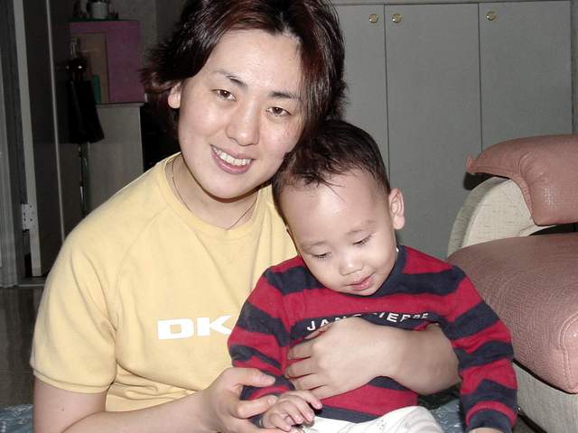 Changmin playing with mom | 엄마(지은)와 장난치는 창민이 - 정지은; 김창민; 