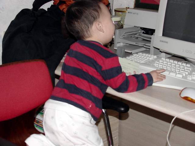 Changmin playing with my computer | 컴퓨터에서 놀고 있는 창민이