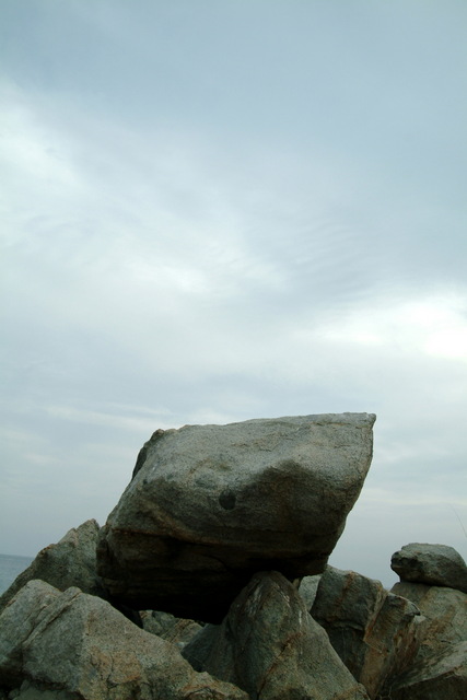 해변풍경: 바위 - 바위; 하늘; 