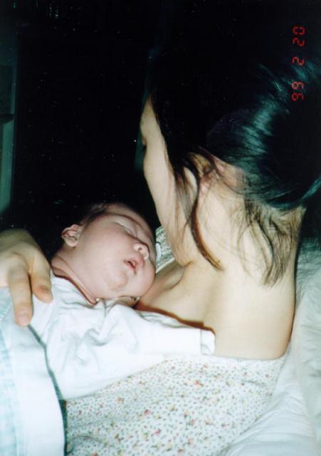 Changmin in his mother\'s arms | 창민이 엄마품에서 편안히 자다.
 - 19990220; 