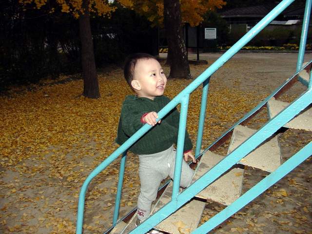 Changmin on a playground slide | 미끄럼대위의 창민 - 김창민; 미끄럼틀; 