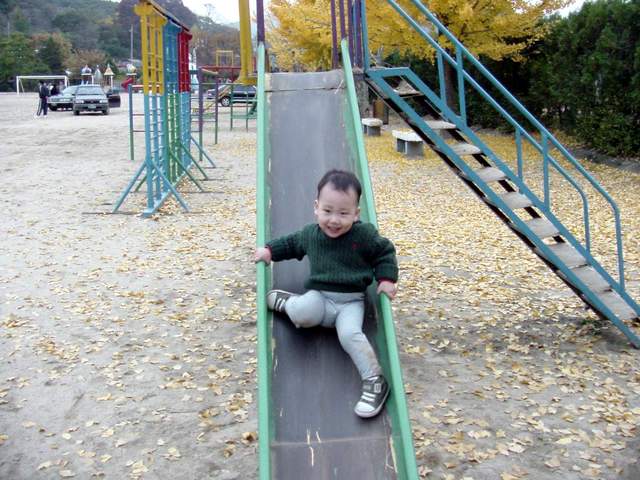 Changmin on a playground slide | 미끄럼대위의 창민 - 김창민; 미끄럼틀; 