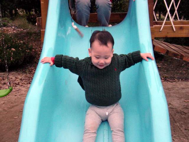 Changmin on a playground slide | 미끄럼대위의 창민 - 김창민; 미끄럼대; 